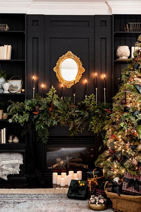 Moody Christmas, Dark Christmas, Christmas Tours, Dekor Diy, Christmas Decorations Living Room, Christmas Living Rooms, Christmas Inspo, Holiday House, Christmas Mantels