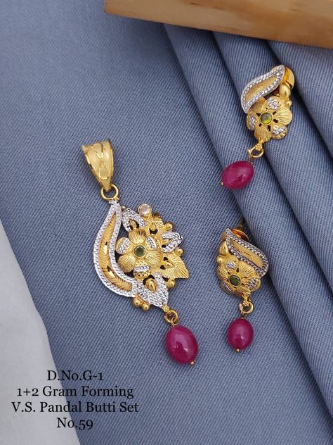 Light Weight Gold Pendant Set, Antique Pendent, Haldi Dress, Pendent Set, Gold Earrings Models, Bridal Fashion Jewelry, Gold Ring Designs, Bangles Jewelry Designs, Gold Necklace Designs