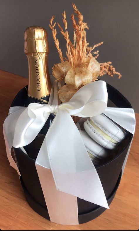 New Year Hamper Ideas, Co Worker Christmas Gift Ideas, 30 Year Old Women, Champagne Gift Basket, Hamper Diy, Champagne Gift Baskets, Homemade Gift Baskets, Corporate Christmas Gifts, Champagne Gift