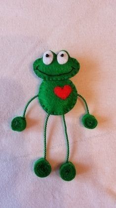 Felt Frog, Frog Ornaments, Felt Keychain, Felt Animal Patterns, Frog Crafts, Felt Crafts Christmas, Felt Crafts Diy, Felt Embroidery, Felt Patterns