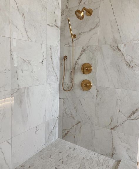 Modern Bathroom Gold Fixtures, Slatted Fireplace, Bathroom Gold Fixtures, Classic Bathroom Design, Bathroom Gold, House Work, House Bathrooms, Beach Bathroom, Gold Fixtures