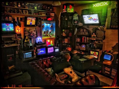 Retro Video Game Room, 90s Game Room, Vintage Gaming Room, Videogame Room, Retro Game Room, Retro Room Ideas 1980s, Retro Room Ideas, Dark Academia Room Decor, Retro Games Room