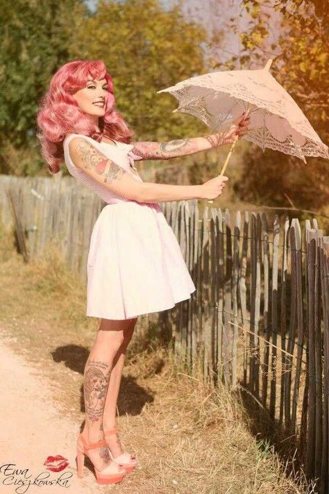 Pink Hair And Tattoos, Doris Mayday, Moda Pin Up, Persian Girl, Mode Rockabilly, 50s Photos, Rockabilly Mode, Burlesque Vintage, Pinup Photography