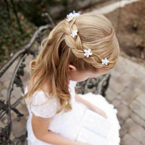 Quand vous ne savez pas comment coiffer votre fille ? La tresse est toujours une très bonne idée ! Facile à faire, elle s'adapte à toutes les situations... Wedding Hairstyles For Girls, Kids Hairstyles For Wedding, Girls Updo, Communion Hairstyles, Flower Girl Hairstyles, Greasy Hair Hairstyles, Girls Hairstyles Braids, Kids Braided Hairstyles, Headband Hairstyles