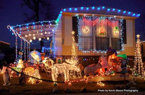 Beautiful Christmas decorations on a mobile home porch. Thanks to Kevin Moore for sharing the photo with us. Park Christmas Decorations, Trailer Park Christmas, Christmas Trailer, Christmas With The Kranks, Outdoor Christmas Diy, Mobile Home Living, Simple Christmas Decor, Simple Christmas Tree, Rustic Christmas Tree