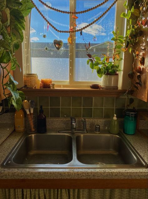 Indie Apartment Aesthetic Kitchen, Kitchen Ideas Maximalist, Practical Magic Room Aesthetic, Homey Apartment Aesthetic, Grunge Apartment Aesthetic Kitchen, 70s Aesthetic Apartment, Whimsical Kitchen Decor, Vibey Apartment Kitchen, Alt House Decor