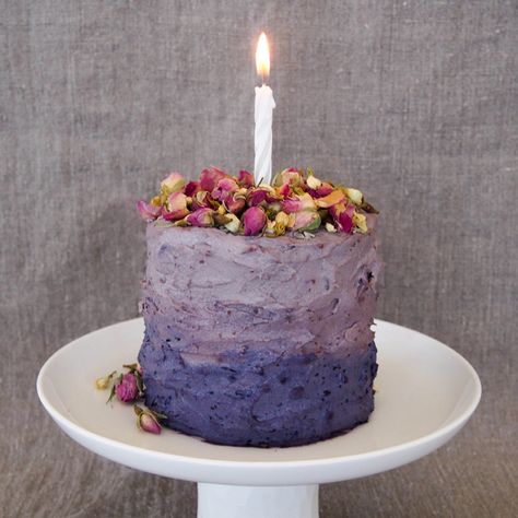 Healthy birthday smash cake recipes: Banana Birthday Cake with Blueberry Cream Frosting | Secret Squirrel Food Blueberry Smash Cake 1st Birthdays, Sugarless Cake, Banana Birthday Cake, Blueberry Icing, Banana Birthday, Blueberry Birthday, Food Dubai, Healthy Smash Cake, Blueberry Frosting