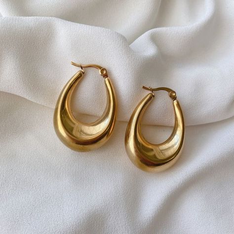 Gold hoop earrings from beautiful set - perfect for spring and summer Small Earrings Gold, Jewelry Product Shots, Creative Jewelry Photography, Chunky Gold Hoop Earrings, Pretty Jewelry Necklaces, Wedding Jewellery Collection, Gold Rings Fashion, Jewelry Accessories Ideas, Dope Jewelry