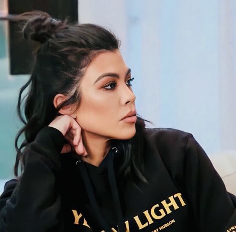 Courtney Kardashian Hair, Mid Length Black Hair, Kourtney Kardashian Makeup, Kourtney Kardashian Hair, Flips Hair, Face Regimen, Goldie Locks, Kardashian Makeup, Eyebrow Tint