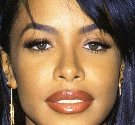 90’s Makeup, Rip Aaliyah, Looks Hip Hop, 90s Makeup, Aaliyah Pictures, Aaliyah Style, Aaliyah Haughton, Farrah Fawcett, Looks Black