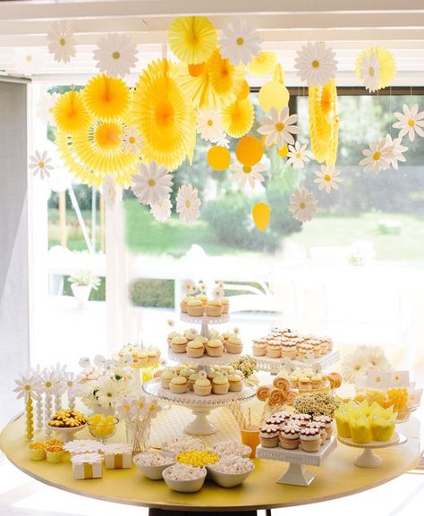 Daisy Party Ideas by Darcy Miller on Love The Day Candy Bar Bautizo, Daisy Baby Shower, Idee Babyshower, Daisy Party, Yellow Party, Yellow Garden, Unisex Baby Shower, Summer Baby Shower, Party Deco