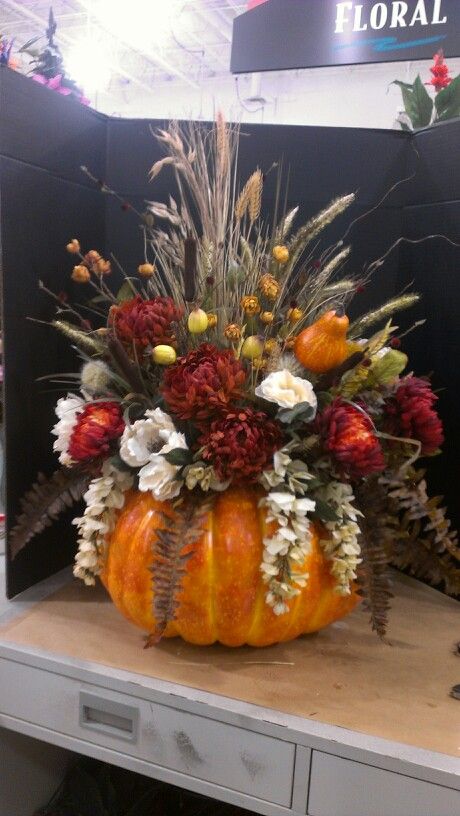 Fall Pumpkin Centerpieces, Fall Decor Wreaths, Fall Decor Diy Crafts, Fall Table Centerpieces, Large Pumpkin, Fall Flower Arrangements, Fall Floral Arrangements, Fall Arrangements, Fall Deco