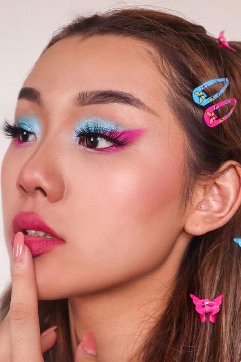 Neon Blue Eye Makeup, Pink Eyeshadow With Blue Eyeliner, Eye Makeup Pink And Blue, Pink Eyeshadow Blue Eyeliner, Easy Bright Makeup, Pink And Blue Eyeliner Looks, Pink Blue Eyeshadow Looks, Pink And Teal Makeup Looks, Blue Eyeshadow Pink Lips