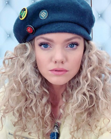 CURLY HAIR BERET • Instagram Beret On Curly Hair, Curly Hair Beret, Beret With Braids, Beret Curly Hair, Beret With Curly Hair, Hair Beret, Head Wear, Style Aesthetic, Beret Hat