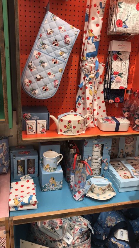 The Alice In Wonderland Cath Kidston Collection Is Even Lovelier In Person! Alice In Wonderland Collection, Alice In Wonderland Kitchen Theme, Alice In Wonderland Kitchen, Disney Landscape, Casa Disney, Alice In Wonderland Room, Deco Disney, Alice In Wonderland Diy, Disney Room Decor