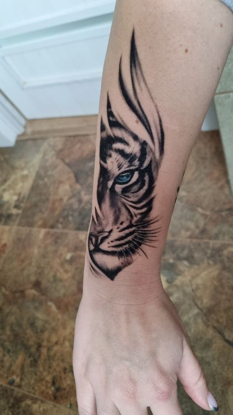 Woman tatto ideas tiger hand arm New Hand Tattoos For Men, Tiger Tattoo For Women Back Design, Tiger Feather Tattoo, Tiger Tattoo Cover Up, Tiger Eye Tattoo For Women, Tiger Face Tattoo For Women, Tiger Forearm Tattoo Women, Tiger Tattoo For Women Arm, Tigers Eye Tattoo