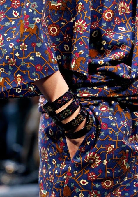 Hermès Tabriz collection, inspired by Persian rugs - fall 2013 Iranian Fashion, Persian Fashion, Iranian Women, Mode Chic, Modern Carpet, Blue Paisley, Persian Rug, Modest Fashion, Fashion Prints