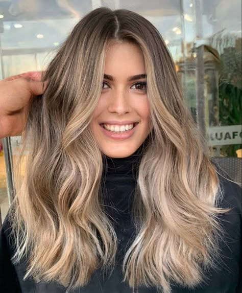 French Balayage Milky, Sandy Blonde Balayage Dark Roots, Blonde Balayage Brown Eyes, Warm Bronde Balayage Medium Length, Neutral Blonde Balayage On Dark Hair, Full Head Blonde Foils On Dark Hair, Brunette Balayage Hair With Money Piece, Brazilian Blonde Hair, Brownish Blonde Hair Color