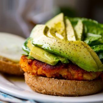 Sweet Potato Burgers - Easy & Super Healthy! Lenten Meals, Sweet Potato Veggie Burger, Potato Burger, Sticky Sesame Cauliflower, Veggie Pot Pie, Homemade Veggie Burgers, Sweet Potato Burgers, Salad Toppers, Stuffed Sweet Potato Healthy