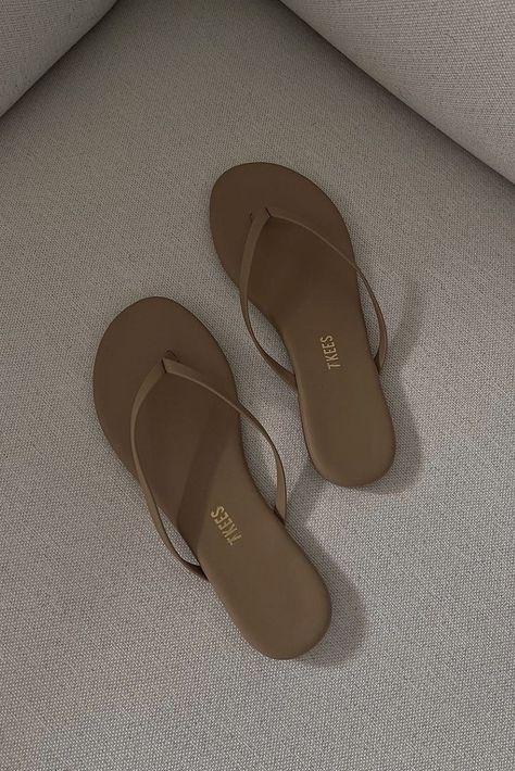 Sandals Aesthetic, Indian Sandals, Heels Design, Sandals Design, Trendy Slippers, Brown Flip Flops, Pretty Sandals, Shoes Heels Classy, Fashion Shoes Sandals