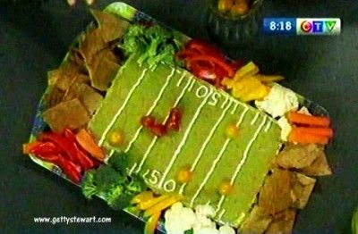 Holy guacamole!  Check out this guacamole football field.  Get the full how to http://www.gettystewart.com/how-to-make-a-guacamole-football-field-for-super-bowl/ Football Field Aesthetic, Football Party Dip, Super Bowl Snack Stadium, Football Dip, Snack Stadium, Field Aesthetic, Healthy Superbowl Snacks, Sunday Football, Fun Decorations