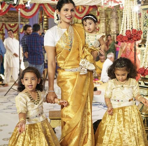 Benares Sarees, Family Matching Outfits Indian, Mother And Daughter Outfits, Mommy Daughter Dresses, Mom And Baby Dresses, Kids Indian Wear, Mom Daughter Outfits, Kids Party Wear Dresses