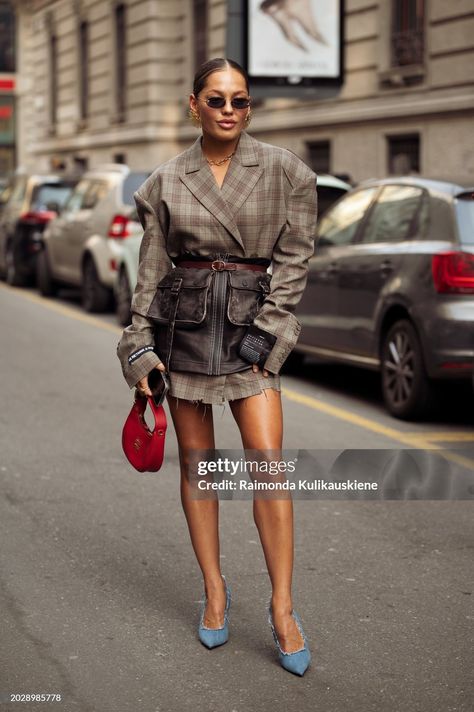 Blue Bag Outfit, Del Core, Checkered Blazer, Brown Checkered, Miu Miu Bag, Leather Accessory, Brown Blazer, Blazer Blue, Mode Casual