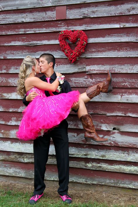 Thanks to great photo ideas i found on pintrest, I now have my new favorite picture of me and by boyfriend! <3 Homecoming Date Pictures, Homecoming Couple, Homecoming Pictures With Date, Date Pictures, Homecoming Date, Prom Limo, Dancing Photography, Couple Prom, Boyfriend Girlfriend Pictures