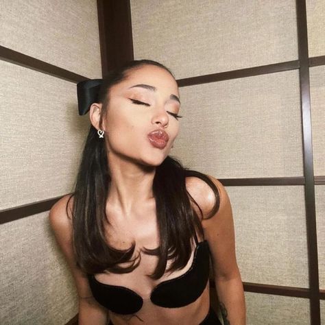 #arianagrande Ariana Grande Selfie, Ariana Grande Today, Ariana Instagram, Ariana Grande Album, Ariana Grande Photoshoot, Ariana Grande Photos, Ariana Grande Pictures, Alien Stage, Ariana G