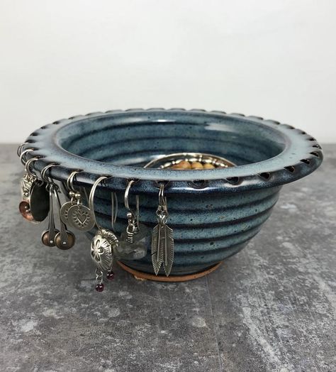 Jewelry Bowl, Cerámica Ideas, Jewelry Organizer Diy, Hand Thrown Pottery, 3d Studio, Ceramic Earring, Pottery Crafts, Diy Pottery, Pottery Classes