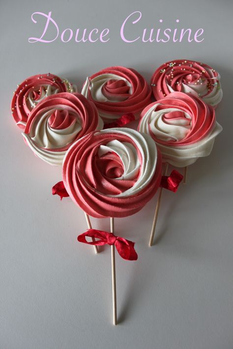 Meringue Shells Recipe, Patisserie Fine, Meringue Desserts, Christmas Lollipops, Cupcake Shops, Meringue Cookies, Cake Decorating Videos, Des Roses, Number Cakes