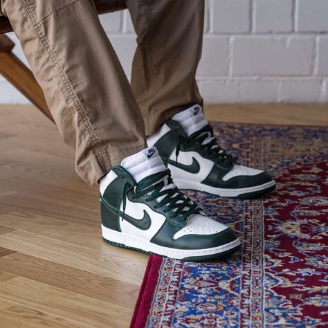 Release Date : September 18, 2020 Nike Dunk High SP « Pro Green » Credit : Asphaltgold — #nike #dunk #sneakerhead #sneakersaddict #sneakers #kicks #footwear #shoes #fashion #style Nike Dunk High Outfit Men, Styling Dunks, Nike Dunk High Spartan Green, Nike Dunk High Outfit, Dunk High Spartan Green, Og Aesthetic, Dunk High Outfit, Stylish Sneakers Outfit, Nike Sb Dunk High Pro