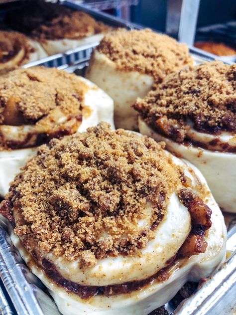 Streusel Cinnamon Rolls, Best Bakery Items, Savory Bakery Items, Bakery Items, Sweet Roll Recipe, Brunch Time, Best Bakery, Healthy Drinks Smoothies, Cinnamon Recipes