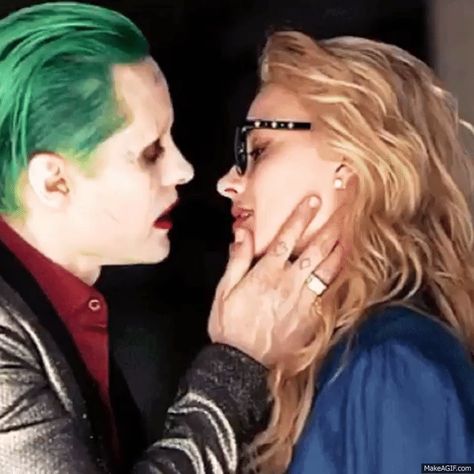 via makeagif Jared Leto Margot Robbie, Jerad Leto, Jamie Campbell Bower Twilight, Joker Y Harley Quinn, Harley And Joker Love, Der Joker, Margot Robbie Harley Quinn, Harley Quinn Artwork, Harley Quinn Cosplay