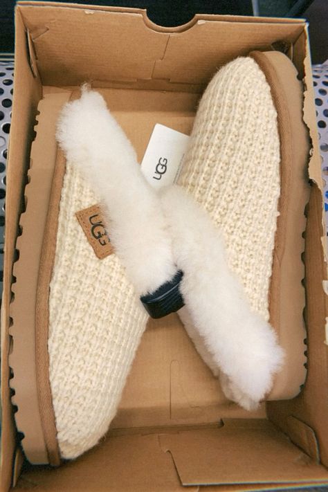 White Ugh Slippers, Cute Uggs Outfits Winter, Funkette Ugg Slippers Outfit, Ugh Slipper, White Ugg Slippers, Color Palette Red Green, Fuzzy Uggs, White Uggs, Uggs Slides