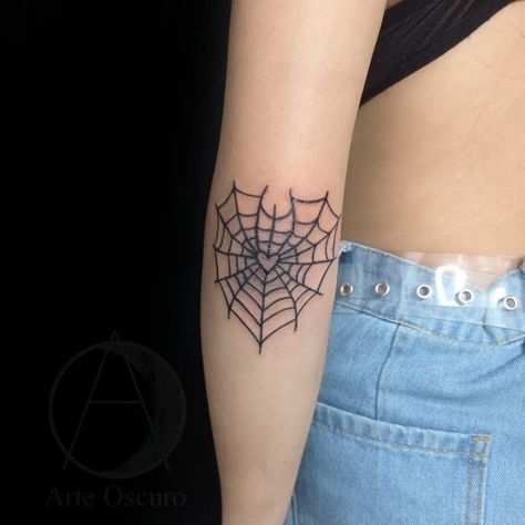 Tatuaje realizado en el codo, representación de una telaraña. Flesh Art, First Tattoo, Black Heart, Leg Tattoos, Tattoos And Piercings, Body Art Tattoos, I Tattoo, Tattoos For Women, Ear Piercings