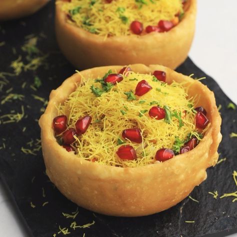 Need an appetizer or snack for a party, try Katori chaat recipe! ‘Katori’ refers to a bowl or canopies that are filled with potatoes and… Canopy Filling Recipe, Canopies Recipe, Canopy Recipe, Katori Chaat, Chaat Recipe, Vegetarian Snacks Recipes, Vegetarian Snacks, Video Recipes, Snacks Recipes