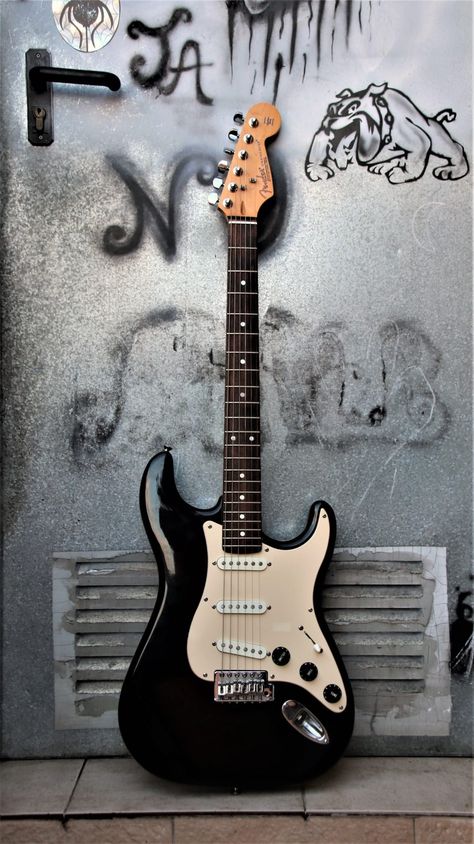 Black Electric Guitar Wallpaper, Fender Stratocaster Wallpaper, Electric Guitar Pictures, Bass Guitar Wallpaper, Electric Guitar Wallpaper, Green Day Logo, Electric Guitar Photography, Music Inspired Fashion, Acoustic Guitar Photography