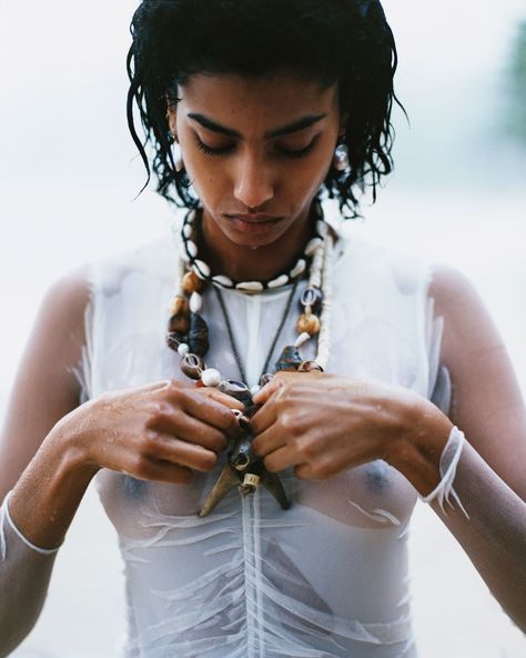 Jamaica Fashion, Shells Necklace, Imaan Hammam, Beach Wardrobe, Mermaid Cove, Cowrie Shell Necklace, Jamaica Travel, Vogue Spain, Vogue Us