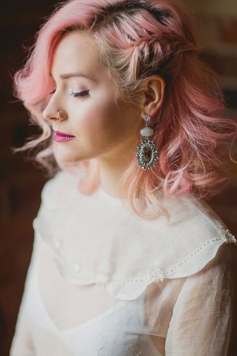 love the link hair and side braid Pink Hair Bride, Rocker Wedding, Edgy Bridal, Edgy Wedding, Rock N Roll Wedding, Rock Wedding, Rock N Roll Bride, Alternative Bride, Hippie Love