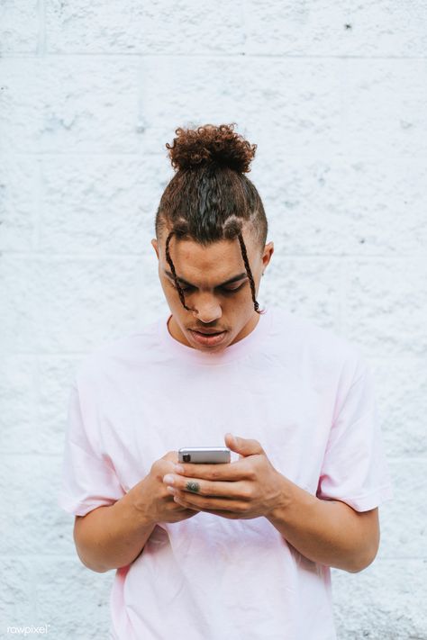 Cool guy texting on his phone | premium image by rawpixel.com / McKinsey Person Holding Phone Reference, Guy On Phone, Casual Poses, Holding Phone, Mixed People, Body References, People Reading, Reading Activity, Cool Guy