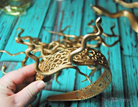 Medusa Headpiece Tutorial, Diy Medusa, Halloween Medusa, Snake Headband, Medusa Halloween Costume, Medusa Headpiece, Medusa Snake, Medusa Costume, Fairy Halloween