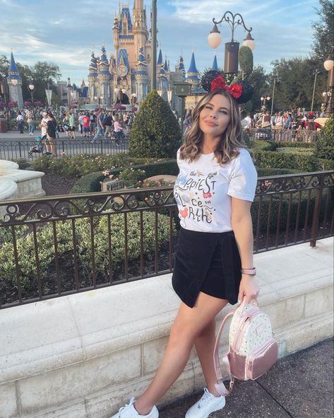 Family Outfits For Magic Kingdom, Disney Outfits Women Aesthetic, Magic Kingdom Mom Outfit, Disney Outfits Women September, Disney Woman Outfits, Disney Outfits Women Summer Plus Size, Disney Skirt Outfits, Women Disney Outfits, Disney Womens Outfits