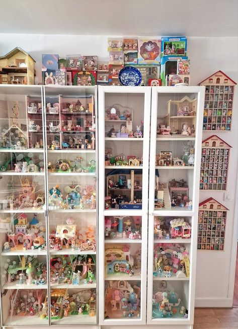 Toy Organization Aesthetic, Calico Critters Set Up, Calico Critter Storage Ideas, Calico Critter Organization, Calico Critters Organization, Sylvanian Families House Decoration, Calico Critters Display Ideas, Sylvanian Families Storage, Calico Critters Storage