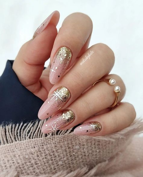 Nude Christmas Nails Almond, Christmas Nails Green And Gold, Gold Holiday Nails, Nail Art Designs Images, Moon Nails, Young Nails, Polygel Nails, Nails Desing, Xmas Nails