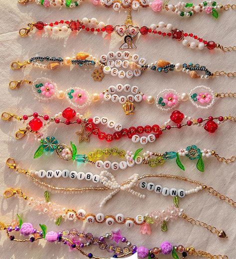 Eras Tour Outfit, Cute Friendship Bracelets, Diy Beaded Bracelets, Friendship Bracelets With Beads, Friendship Bracelets Designs, Bracelet Craft Diy, Beads Bracelet Design, Friendship Bracelets Diy, Beaded Bracelet Patterns