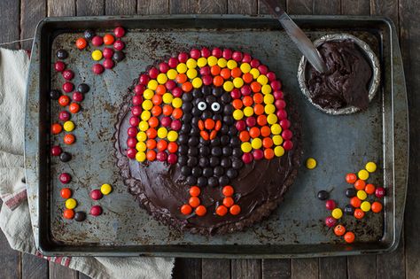 This chocolate brownie turkey tart is a fun Thanksgiving dessert! Ready in 1 hour! Quick Thanksgiving Desserts, Dessert For Kids, Thanksgiving Desserts Kids, Turkey Cake, Fun Thanksgiving Desserts, Thanksgiving Desserts Easy, Thanksgiving Food Desserts, Decadent Cakes, Brownie Cake