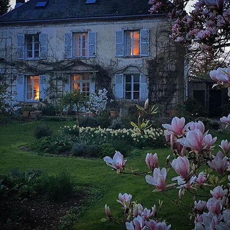 Magnolia Gardens, My French Country Home, Ivy House, French Cottage, French Country House, Style At Home, Country Home, Pretty House, Lush Green