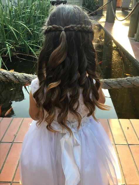 Kindergarten Graduation Hairstyles Girl, Hairstyles For Flower Girls Wedding, Girl Hairstyles With Bangs, Easy Flower Girl Hairstyles, Girl Pony, Flower Girl Hair, Plaits Hairstyles, Graduation Hairstyles, Easy Flower