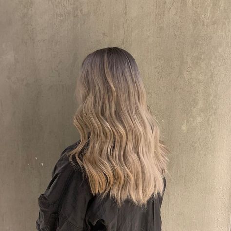 Sandy Blonde Hair Dark Roots, Short Hair Blonde Balayage Mid Length, Light Beige Hair, Blonde Beige Hair, Air Touch Hair Blond, Air Touch Hair, Blonde Sombre, Beige Blonde Balayage, Beige Blonde Hair